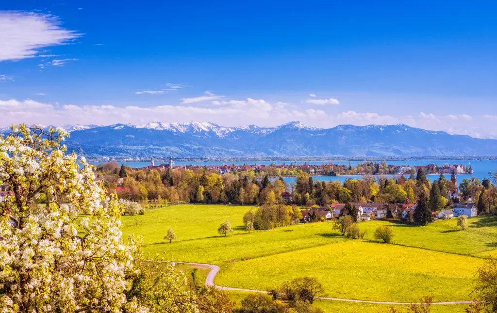 Lindau und die österreichischen Alpen am Bodensee im Frühling